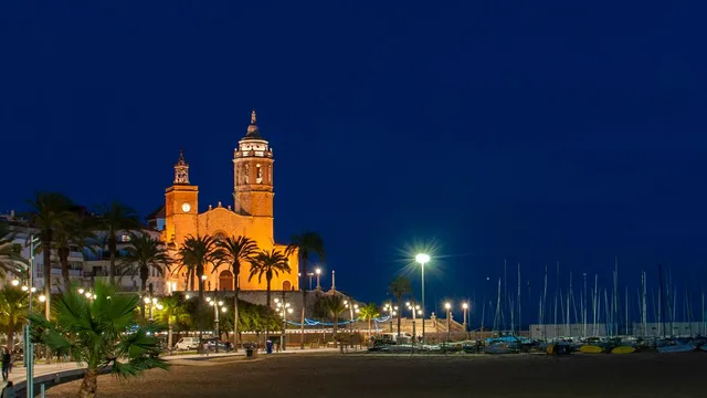 La iglesia de Sitges sobre el paseo marítimo, de noche