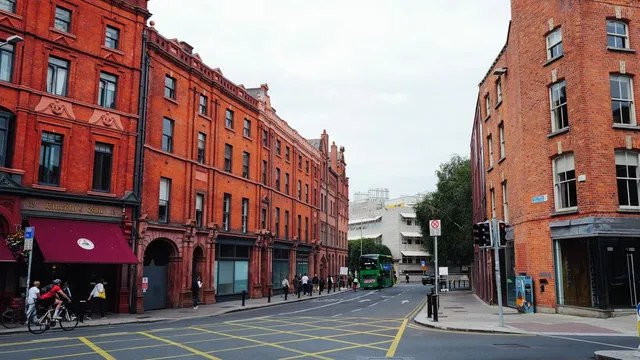 Calle de Dublín con edificios de ladrillo y un autobús