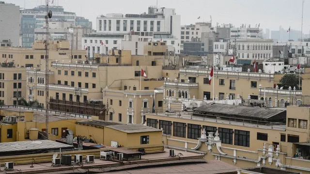 Las azoteas del centro de Lima con banderas peruanas