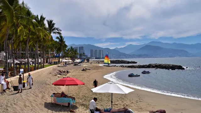 La playa de Puerto Vallarta con una vela arcoíris