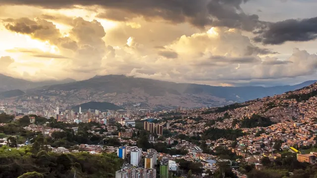 El valle de Medellín al atardecer