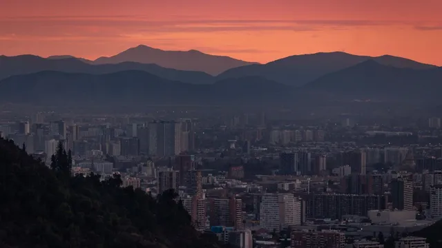 Santiago con la cordillera al fondo