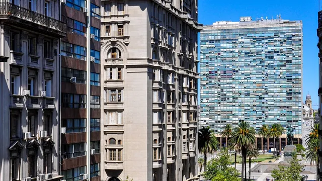 Arquitectura histórica y moderna en el centro de Montevideo