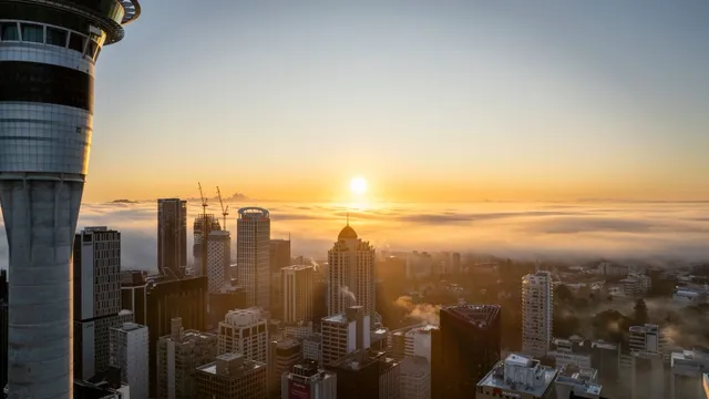 Auckland al amanecer desde la Sky Tower