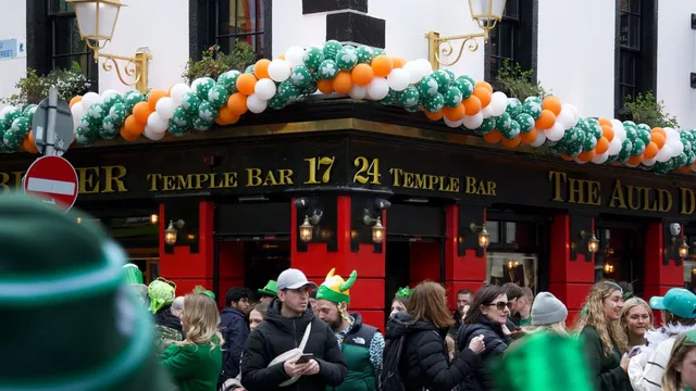 Temple Bar, en Dublín, decorado por San Patricio