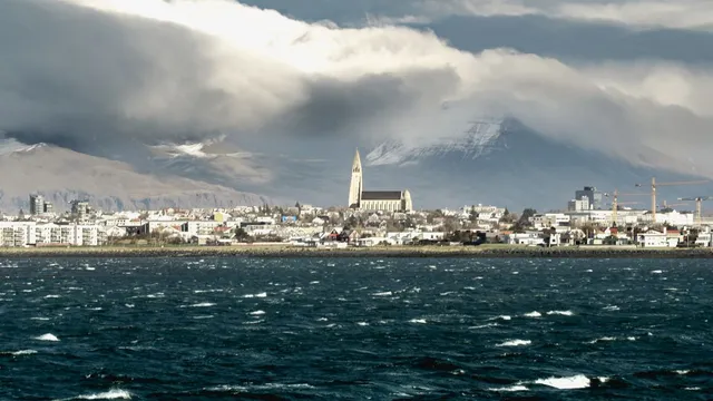 Reikiavik y la iglesia de Hallgrímur desde el mar