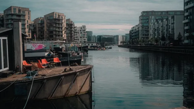 Casas flotantes en un canal de Copenhague